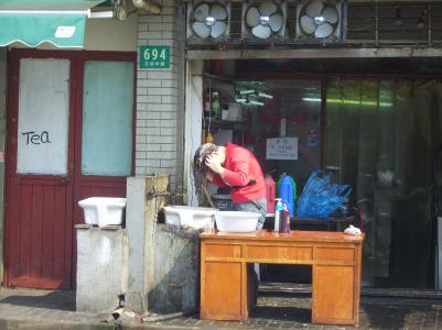 Haare waschen auf der Strasse Haare waschen auf der Strasse